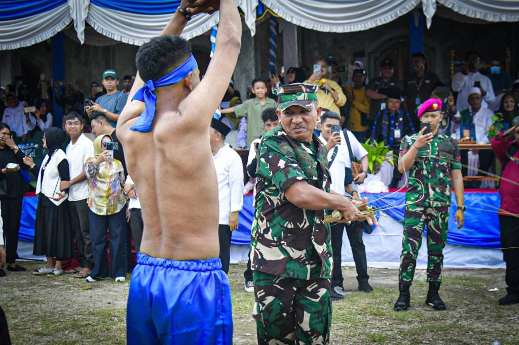 Tanamkan Nasionalisme Dengan Lestarikan Budaya Maluku, Brigjen Said Latuconsina Hadiri Tradisi Baku Pukul Menyapu Negeri Mamala dan&nbsp;Morella