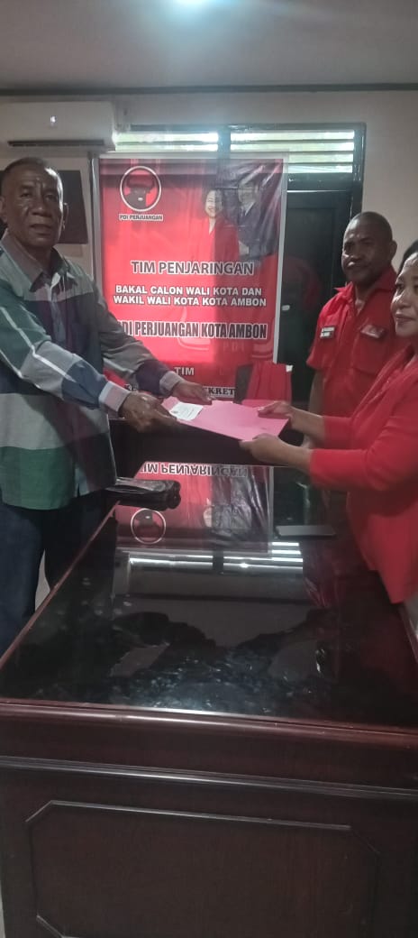 Tim Ferly Tahapary SH.MM. Bakal Calon Walikota Ambon periode 2024 – 2029 telah mengambil Formulir Pendaftaran Dari DPC PDIP & PDC. Partai&nbsp;Demokrat