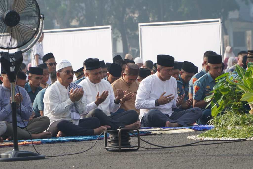 Dankodiklatal Sholat Idul Fitri Bersama Keluarga Besar Brigif 2&nbsp;Marinir