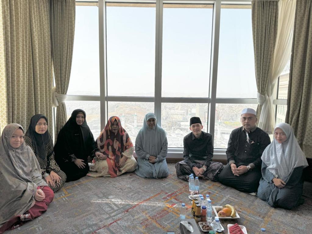 Momen Pertemuan Khofifah-Gus Iqdam di Mekkah, Ajang Silaturahmi Hingga Tukar Pikiran