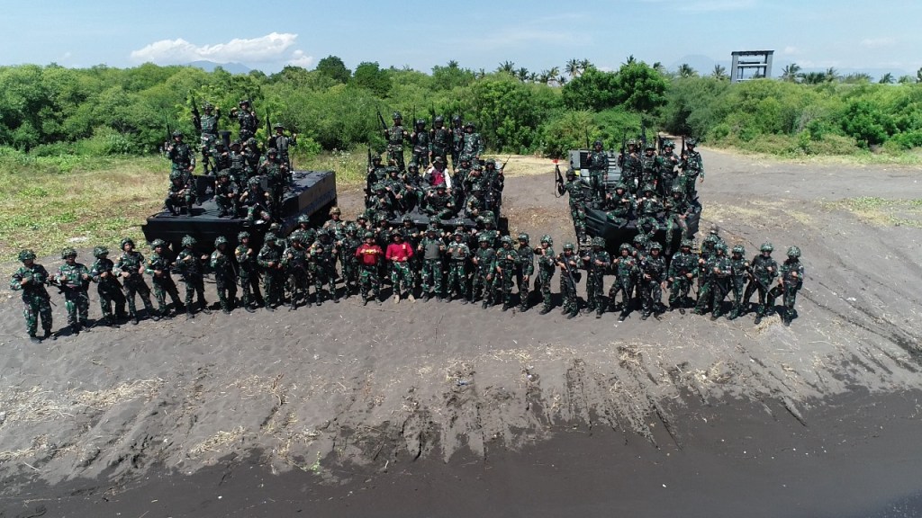 Pusdikkav Kodikmar Kodiklatal Gelar Lattek Mengemudi Ranpur Aspek Laut di Pantai Banongan Situbondo