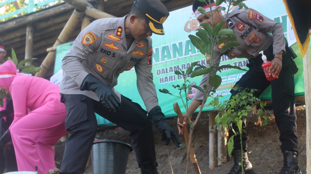 Hijaukan Bumi, Polres Purworejo Gelar Tanam Pohon&nbsp;Serentak