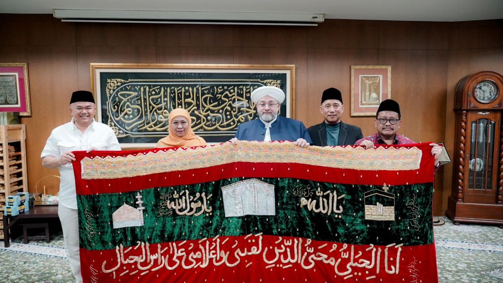 Diundang ke Al Jailani International di Malaysia, Khofifah Dihadiahi Kiswah oleh Cicit Syekh Abdul Qadir&nbsp;Jailani