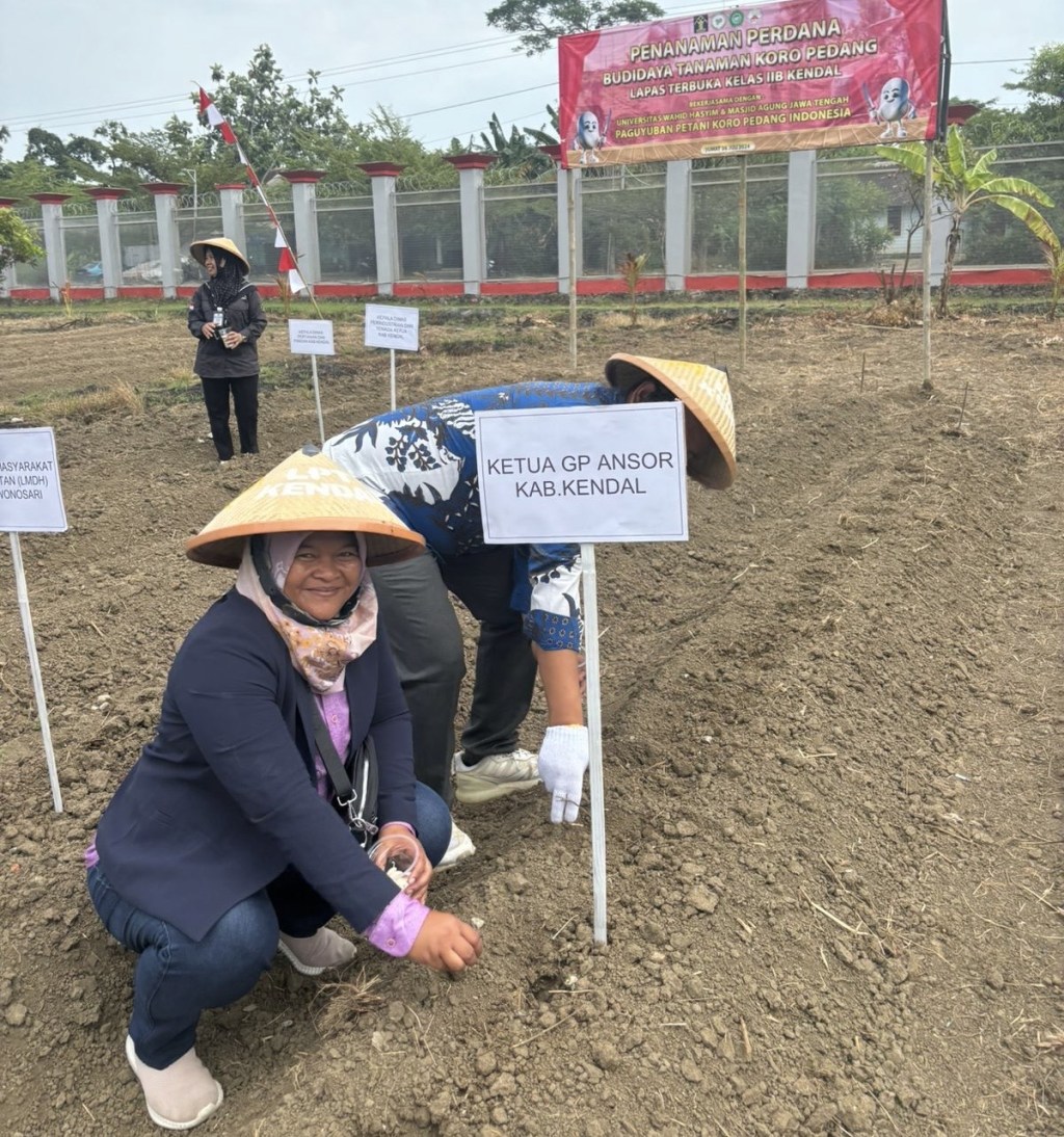Unwahas dan PPKPI Tanam Bibit Koro Pedang di Lingkungan LP Kelas II B Kendal