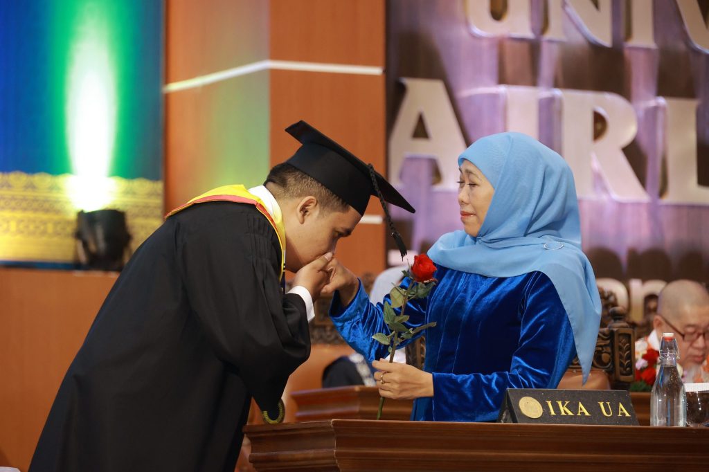 Lulus Tepat Waktu, Putra Bungsu Gubernur Jatim Lulus Sarjana Hukum&nbsp;UNAIR