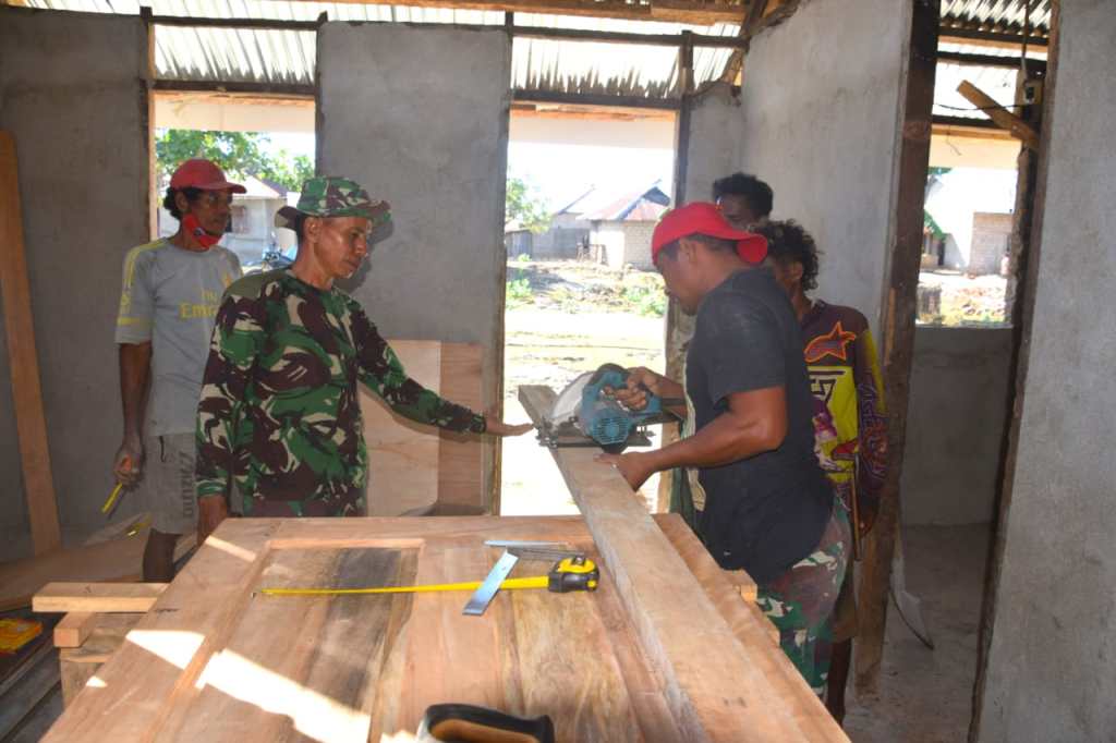 Satgas TMMD 121 Mulai Pasang Pintu dan Jendela RTLH Salah Satu Warga
