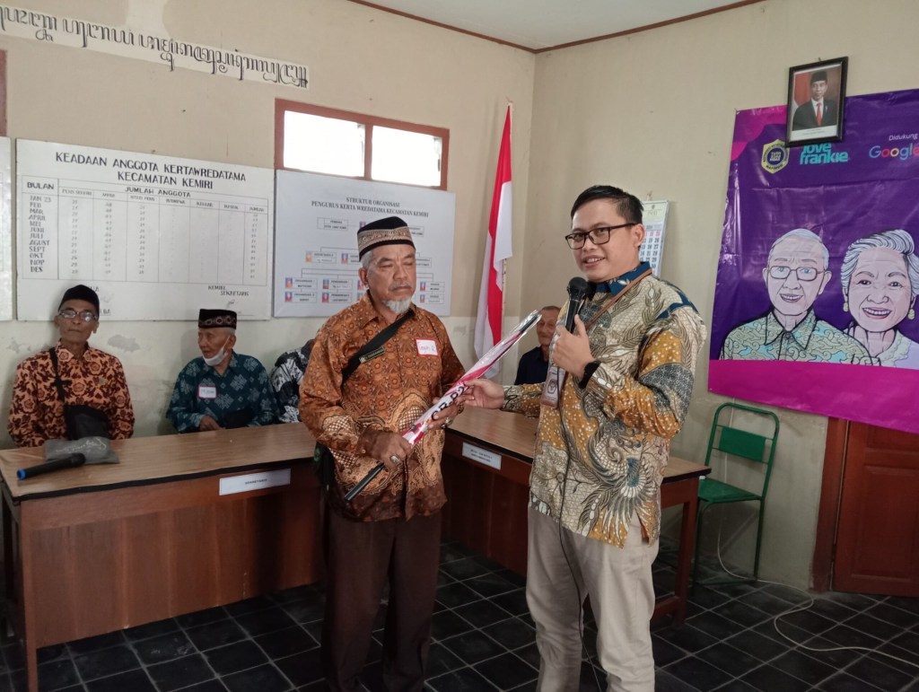 Tangkal Hoaks, Mafindo dan KPU Ajarkan Warga Lansia Melek&nbsp;Digital