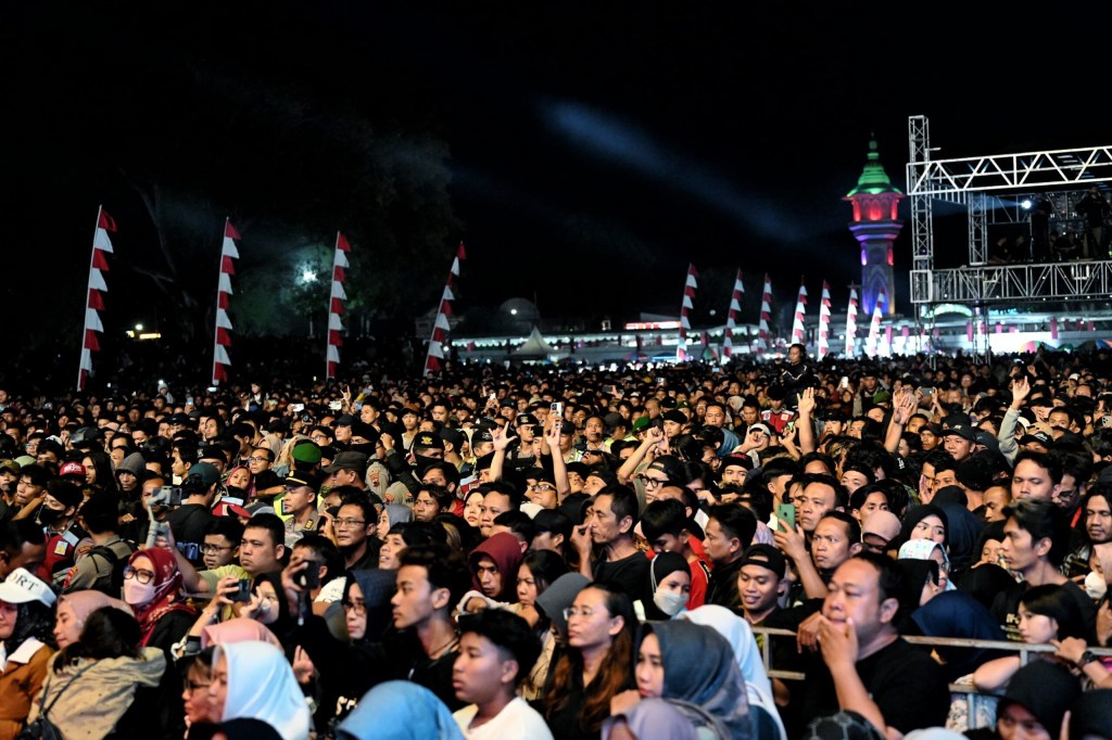Jamrud Sukses Guncang Alun-alun Kebumen, Riuh 30 Ribu Jamers Tumpah Ruah