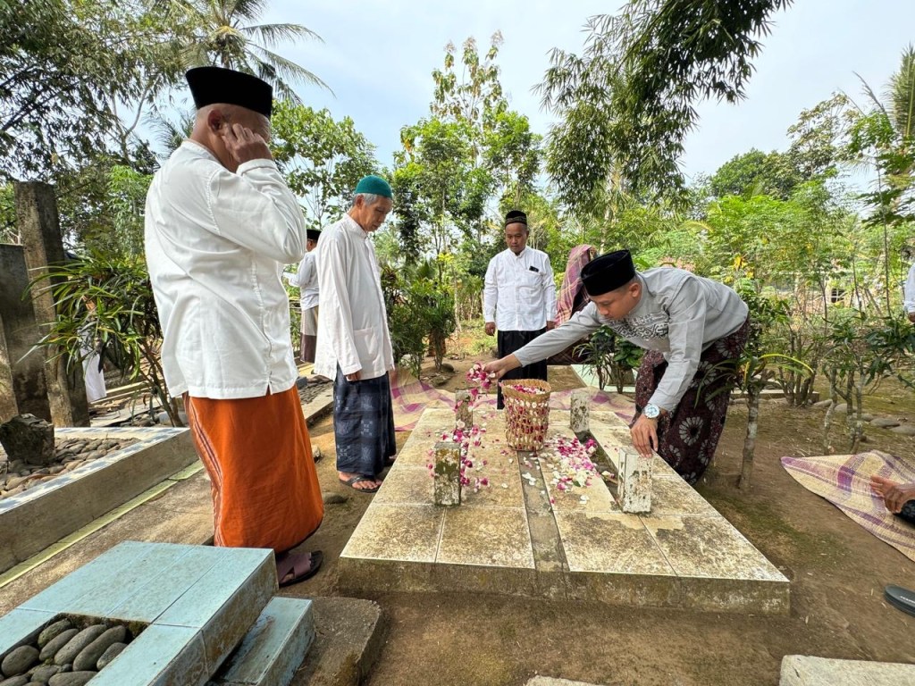 Jelang Puncak Merti Desa, Pemdes dan Kiyai Serta Tokoh Masyarakat Desa Kebon Gunung Ziarah ke&nbsp;Pepunden