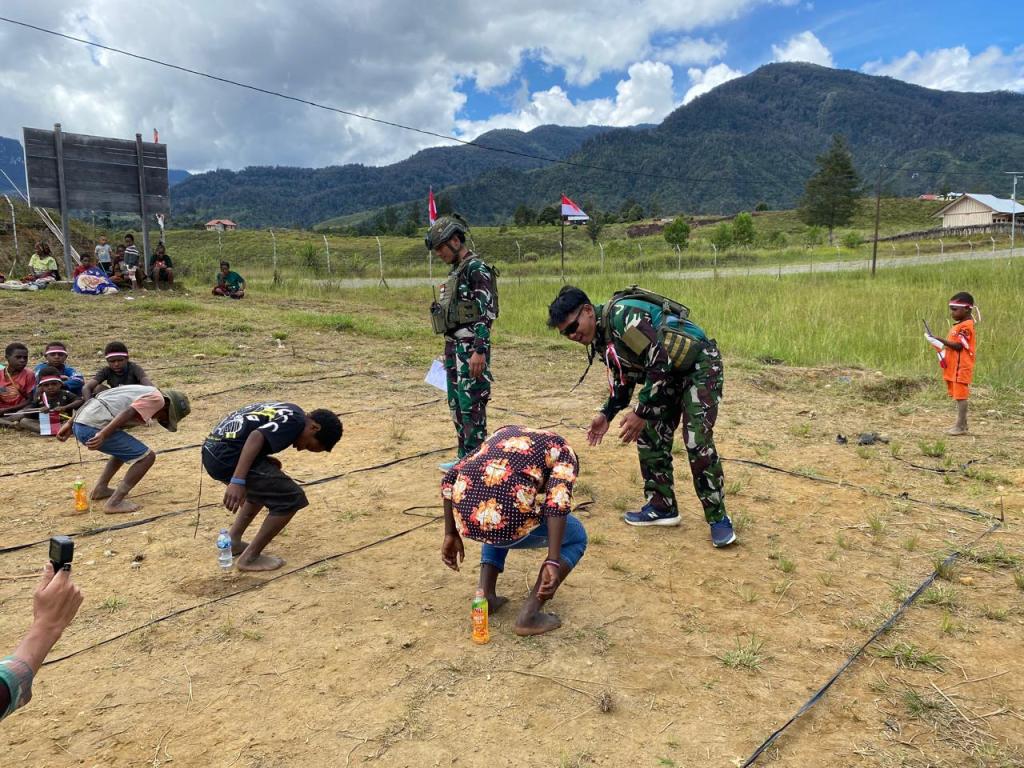 Semarakkan HUT RI Ke-79, Ksatria Yonif 323 Buaya Putih Gelar Lomba dan Makan&nbsp;Bersama