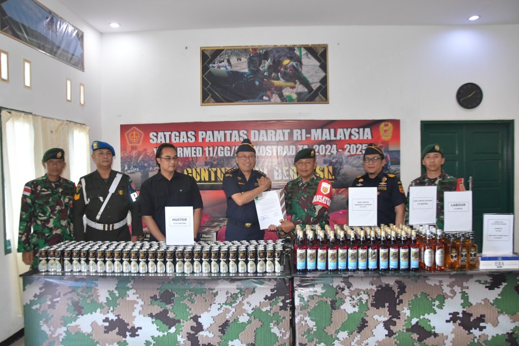 Satgas Pamtas Yonarmed 11 Kostrad Serahkan Barang Bukti Penindakan ke Bea&nbsp;Cukai