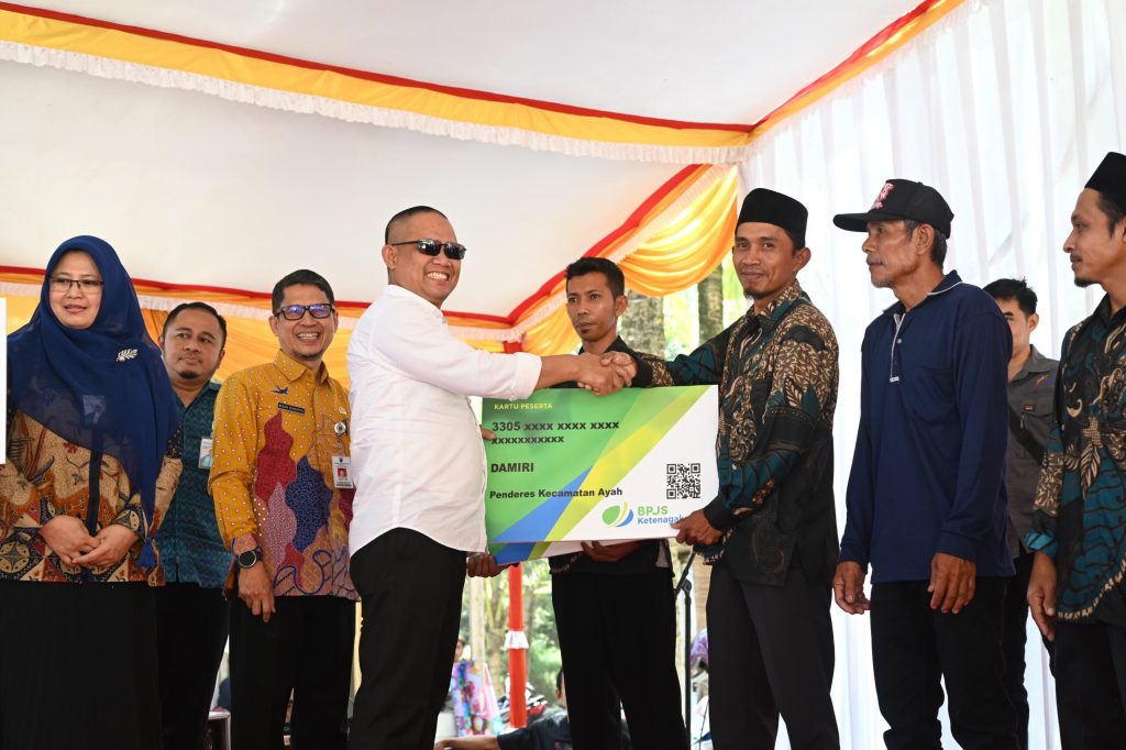 Ratusan Penderes Kelapa di Kebumen Dibekali Kartu BPJS&nbsp;Ketenagakerjaan