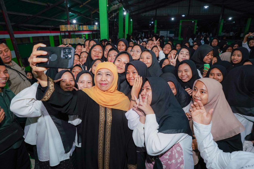 Peringatan Maulidurrosul di Ponpes Sabiul Muttaqien Pungging Mojokerto, Khofifah Ajak Santri Jadi Generasi yang Siap Dengan Akhlak&nbsp;Mulia