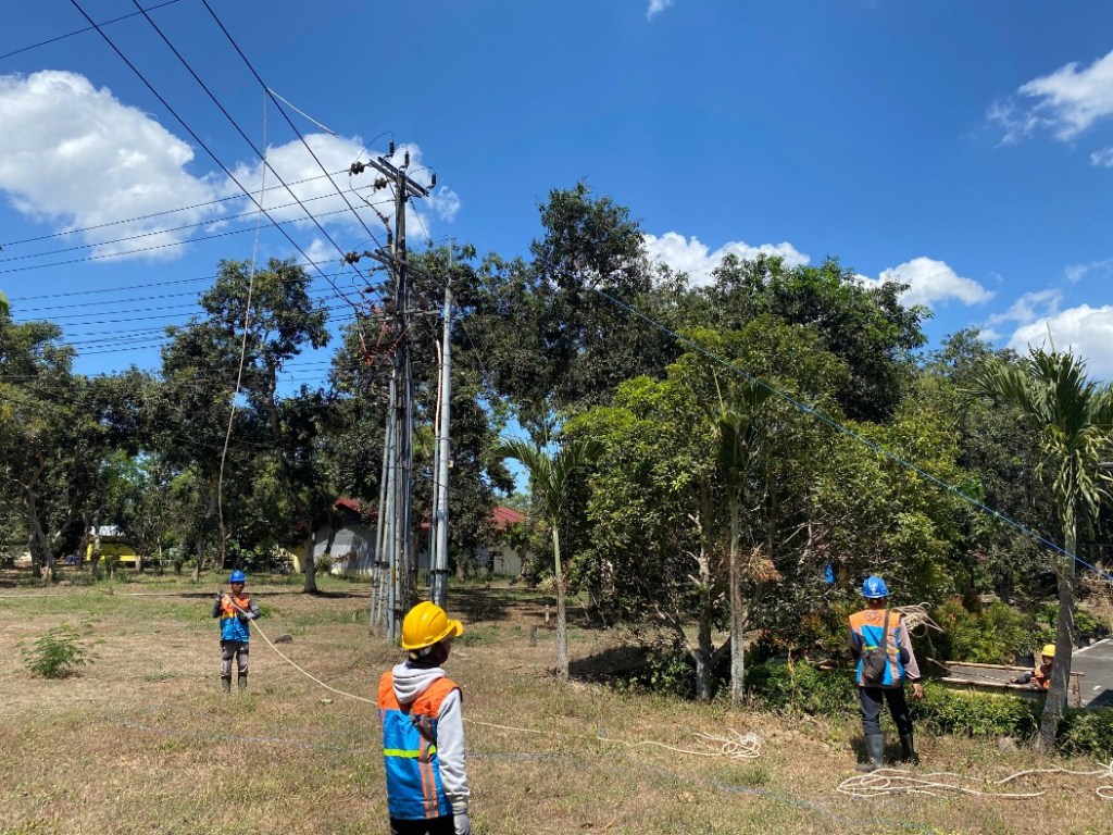 PLN Icon Plus Kawal Implementasi Penarikan ADSS LS pada Project Infrastruktur Pendukung Sistem Transmisi Listrik PLN UIP2B JAMALI di GI&nbsp;Wlingi