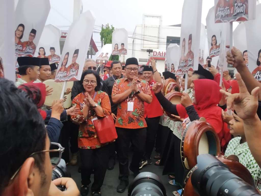 Hadroh Rebana Relawan Semarang Gumuyu Iringi Agustin-Iswar ke KPU Ambil Nomor&nbsp;Urut