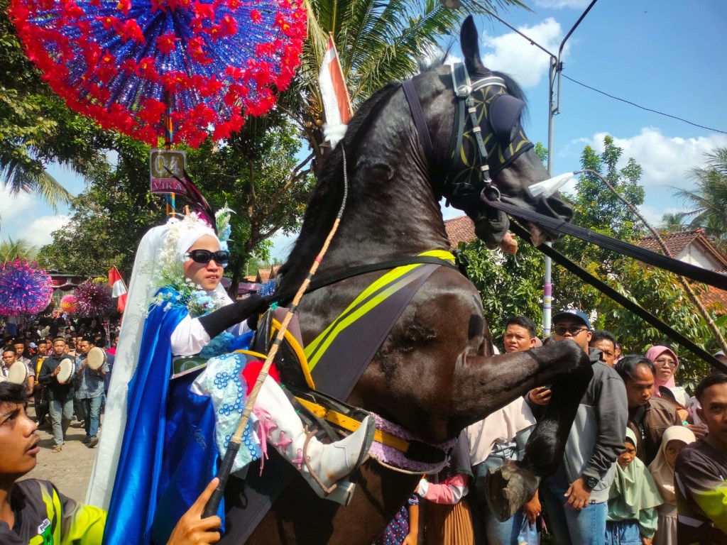 Maulidan di Desa Pucang Agung Purworejo, Puluhan Penghatam Qur’an Diarak Pakai&nbsp;Kuda